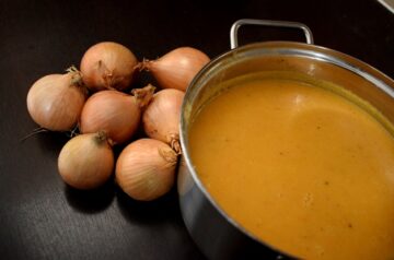 Zupa cebulowa – jak cieszyć się smakiem i nie męczyć z zapachem?